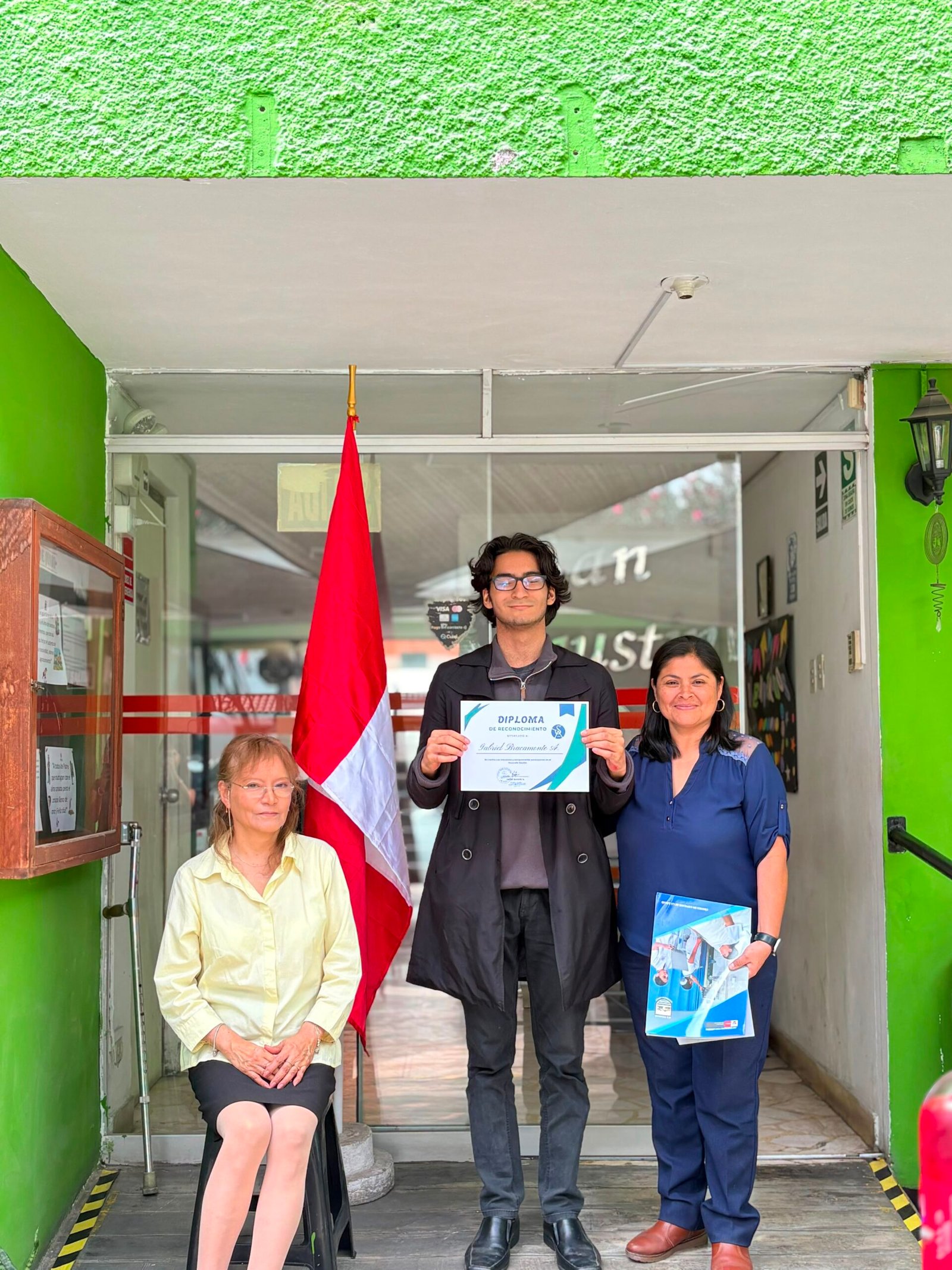 Estudiante adulta culminando sus estudios en el CEBA San Agustín de La Molina